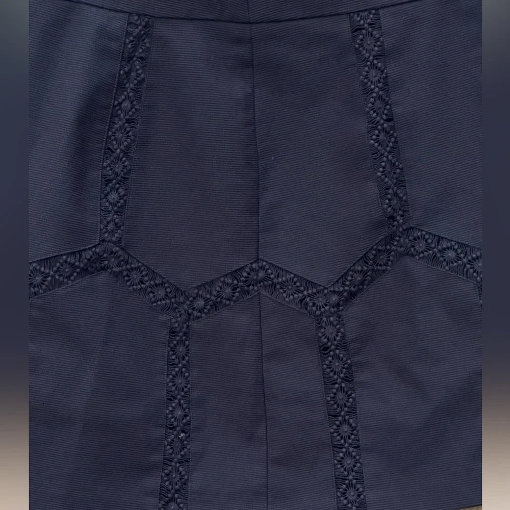 Banana Republic Black Chevron Lace Mini Skirt Size 6 - Picture 3 of 7